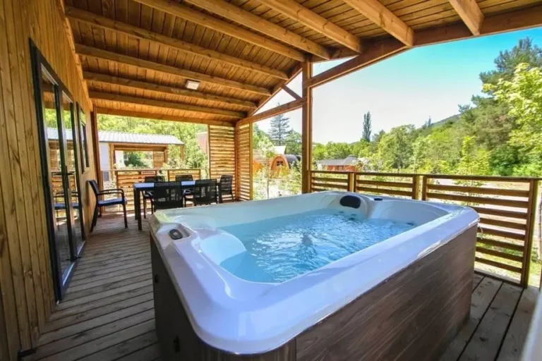 Chalet en bois avec spa privatif au Camping La Ferme de Castellane